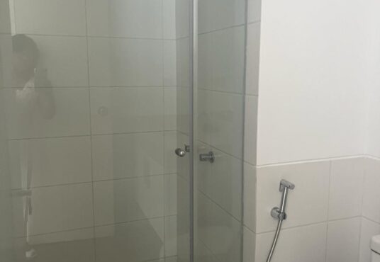 En venta departamento en Miraflores con baño en suite del dormitorio principal, incluye amplia ducha tipo walk-in con puerta de vidrio templado y elegantes acabados. Baño completo con sanitario, lavatoria, espejo y mueble bajo para almacenaje. Ubicado en exclusiva calle Roma, edificio moderno con lobby y vigilancia 24 horas.