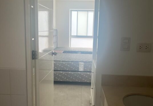 En venta departamento en Miraflores con baño privado en suite del segundo dormitorio. Amplio espacio con ducha, sanitario y lavatoria de diseño moderno. Incluye armarios empotrados y pisos de cerámica. Excelente iluminación y ventilación. Ubicado en exclusiva calle Roma, edificio con lobby, ascensor y vigilancia 24 horas.
