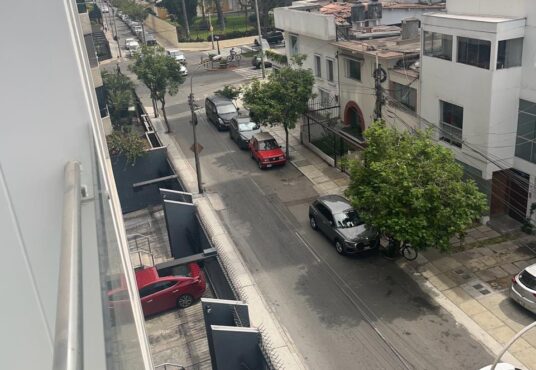 En venta departamento remodelado de 100m2 con 2 dormitorios en exclusiva calle Roma de Miraflores. Vista de la arbolada calle desde el balcón del comedor. Excelente ubicación a pasos de bancos, shoppings y restaurantes. Edificio con portería 24 horas. Incluye 2 estacionamientos.